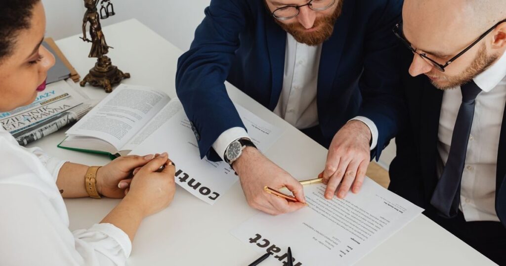 Sócios revisando um acordo de sócios em reunião de escritório