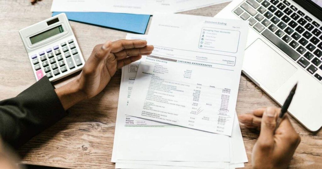 Documentos financeiros e calculadora na apuração de haveres da empresa
