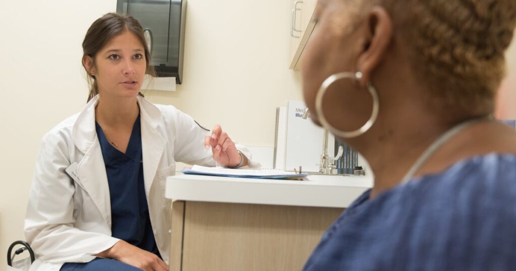 Paciente em consulta médica sobre cirurgia reparadora pós-bariátrica negada pelo plano de saúde