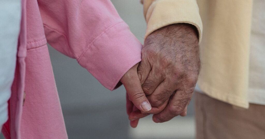 Casal maduro de mãos dadas, simbolizando a união estável e o direito à herança do companheiro