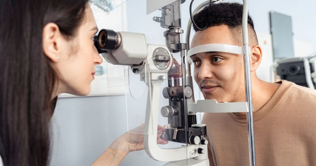 Oftalmologista examina os olhos de um paciente na lâmpada de fenda, exame da retina antes da injeção de anti-VEGF (Eylia)