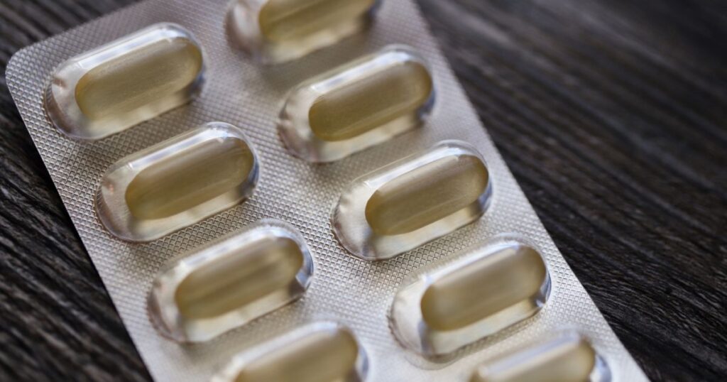 Cartela de comprimidos de um medicamento de alto custo, como o belumosudil (Rezurock), sobre a mesa