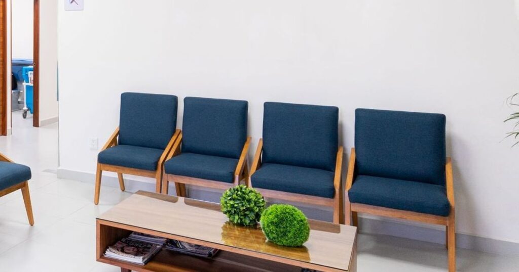 Sala de espera vazia de unidade de saúde, situação de quem teve o tratamento travado depois que o IPE Saúde negou