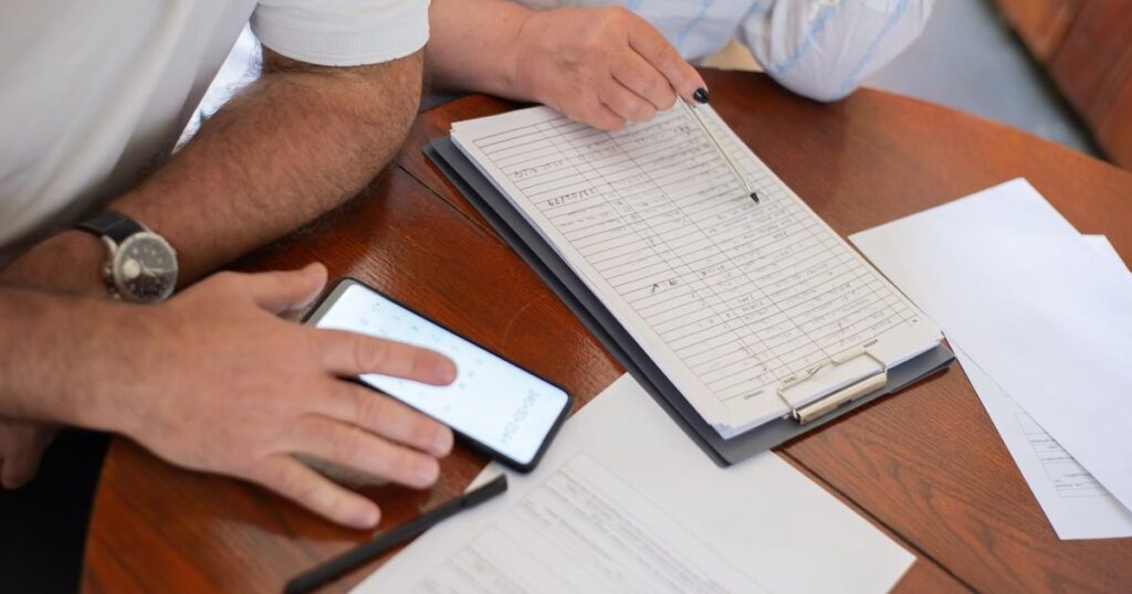 Família confere datas, mensagens e documentos antes de decidir se pode demitir empregada doméstica de atestado, grávida ou afastada pelo INSS