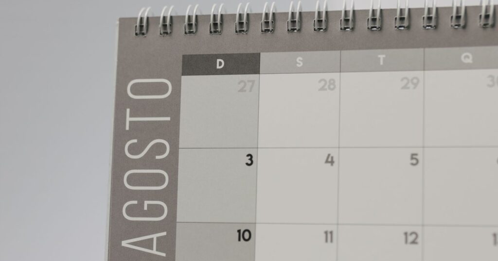 Calendário de mesa aberto em agosto, com os dias da semana em português e a grade das datas à vista, como o calendário de ciclos do tratamento com o Kisqali (ribociclibe) pedido ao plano de saúde